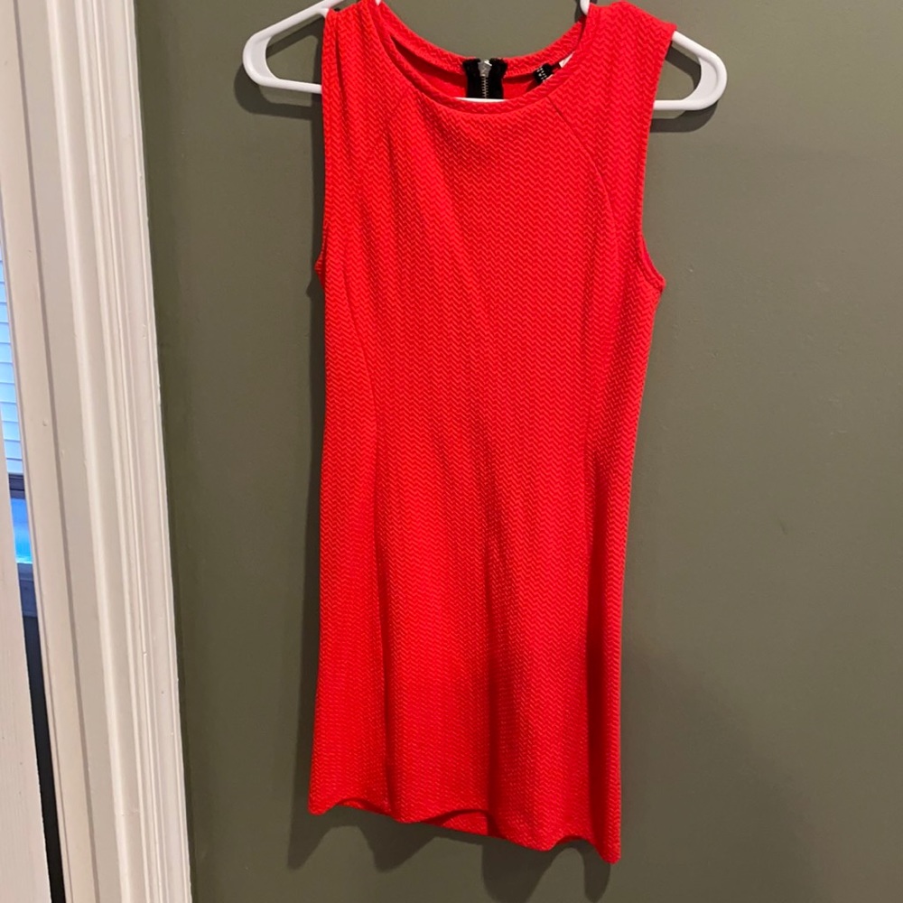 Reddish/orange sleeveless dress